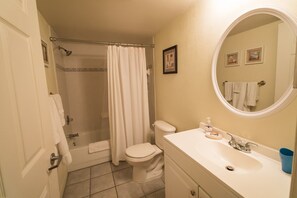 Kylpyamme, hiustenkuivaaja, pyyhkeet, saippua