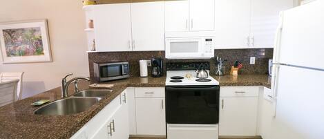 Réfrigérateur, micro-ondes, four, plaque de cuisson