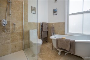 Bathtub, hair dryer, towels, soap - Spacious 5★ Central York Townhouse - sleeps 6 (York)