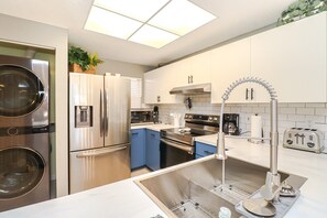 Kühlschrank, Mikrowelle, Ofen, Geschirrspüler