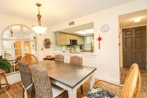 Dining - Ocean Village Club Condo H21 (St. Augustine)
