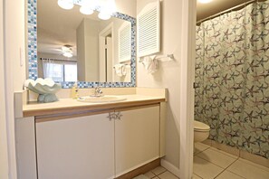 Baignoire, sèche-cheveux, serviettes fournies