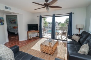 Fernseher, DVD-Player, Bücher