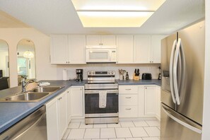 Coffee/tea maker, fridge, microwave, oven