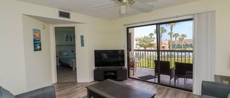 テレビ、DVD プレーヤー、書庫