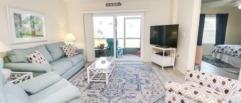 Télévision, lecteur de DVD, livres, imprimantes