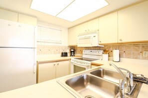 Jääkaappi, mikroaaltouuni, uuni, astianpesukone