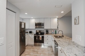 Geladeira, micro-ondas, fogão, lava-louças