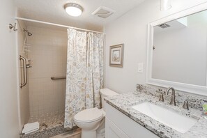 Badkar, hårtork och handdukar