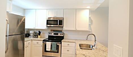 Réfrigérateur, micro-ondes, four, lave-vaisselle