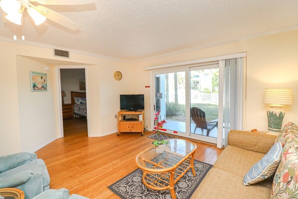 Fernseher, DVD-Player, Bücher