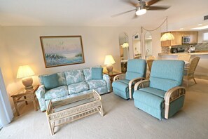 Televisio, DVD-soitin, pöytäjalkapallopöytä, kirjoja