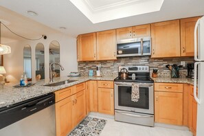 Geladeira, micro-ondas, fogão, cooktop