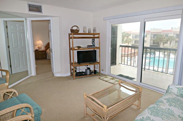 Televisio, DVD-soitin, pöytäjalkapallopöytä, kirjoja