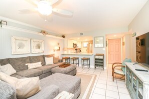 Televisión, reproductor de DVD, futbolito y libros 