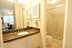 Bathtub, hair dryer, soap - Ocean Village Club Condo P17 (St. Augustine)