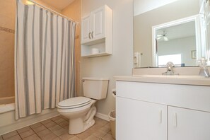 浴槽、ヘアドライヤー、タオル