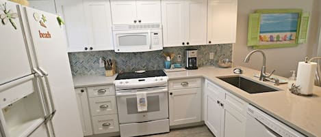 冷蔵庫、電子レンジ、オーブン、コンロ