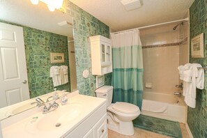 Bathtub, hair dryer, towels - Ocean Village Club Condo R22 (St. Augustine)