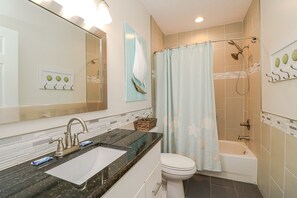 Bathtub, hair dryer, towels - Ocean Village Club Condo R35 (St. Augustine)
