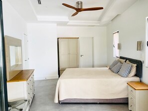 2 habitaciones, escritorio y tabla de planchar con plancha 