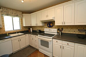 Jääkaappi, mikroaaltouuni, uuni, astianpesukone