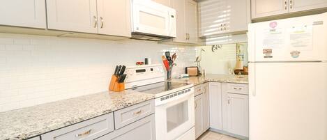 Réfrigérateur, four à micro-ondes, un four, surface de cuisson