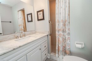 Bañera, secador de pelo, toallas
