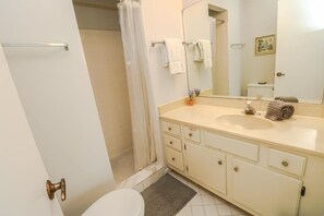 Bathtub, hair dryer, towels - 615 SABTR-Lovely Two Bedroom Villa Near Ocean & Heated Pool (St. Augustine)