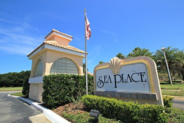 Een gebouw met een bord waarop “SEA PLACE” staat en een Amerikaanse vlag.