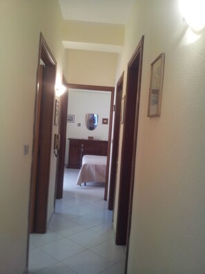 2 camere, una scrivania, ferro/asse da stiro, Wi-Fi (a pagamento)