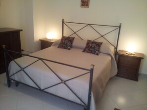 2 habitaciones, escritorio, tabla de planchar con plancha y wifi 