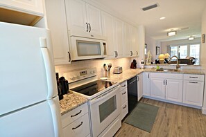 Kylskåp, mikrovågsugn, ugn och diskmaskin