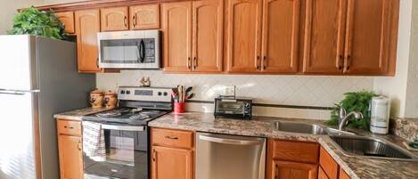 Jääkaappi, mikroaaltouuni, uuni, liesi