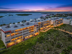 Un hotel de varios pisos con balcones y vista al agua.