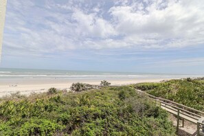 On the beach - Windjammer 212 - Direct Oceanfront, Intracoastal Waterway Views in Crescent Beach (St. Augustine)