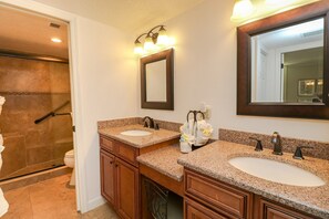 Bathtub, jetted tub, hair dryer, towels