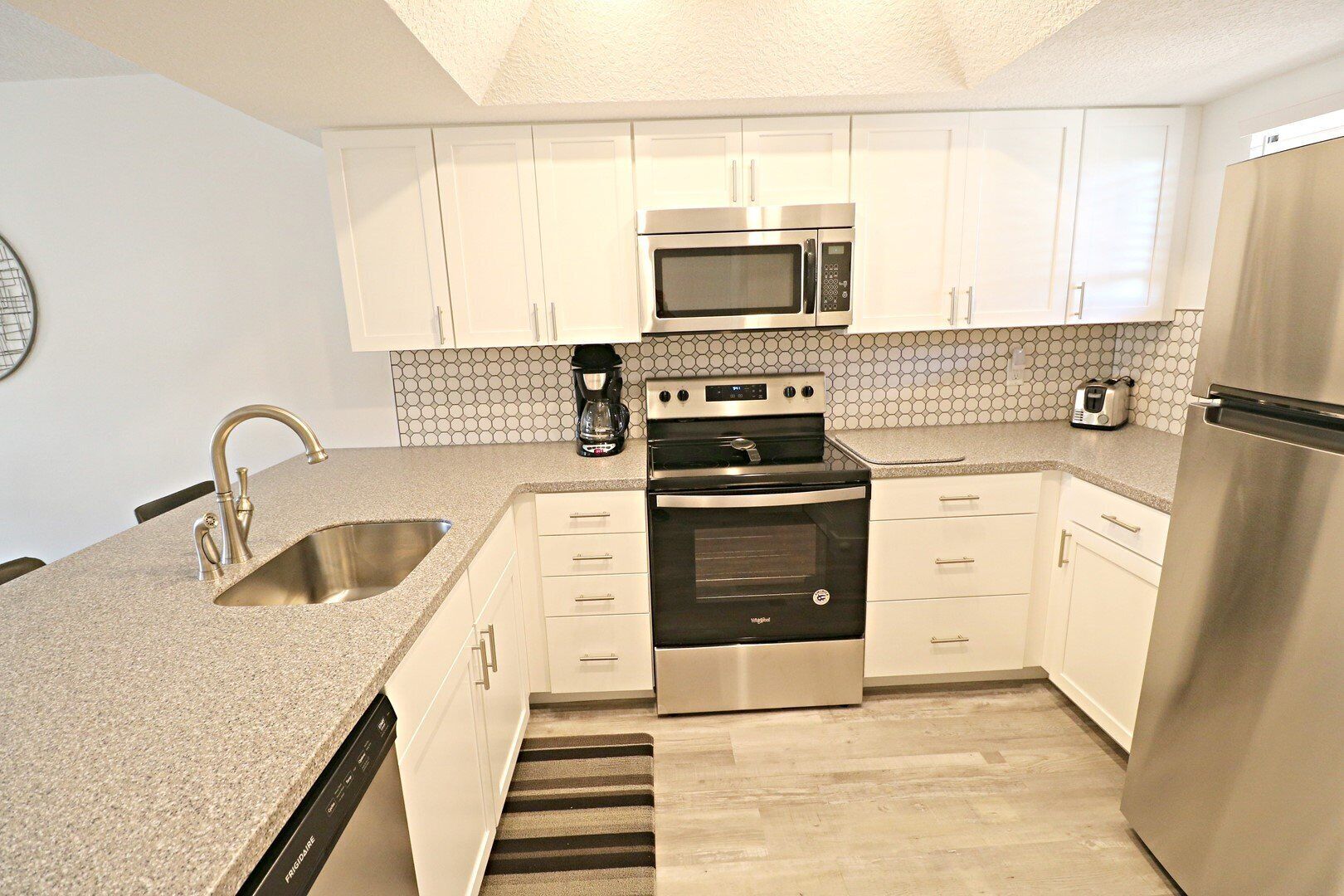 Kühlschrank, Mikrowelle, Ofen, Herdplatte