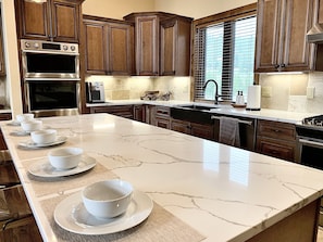 Fridge, microwave, oven, stovetop - Luxury Mountain Home in Grand Lake - Hot Tub (Grand Lake)