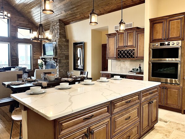 Dining - Luxury Mountain Home in Grand Lake - Hot Tub (Grand Lake)