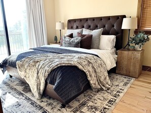 4 habitaciones, escritorio y tabla de planchar con plancha 