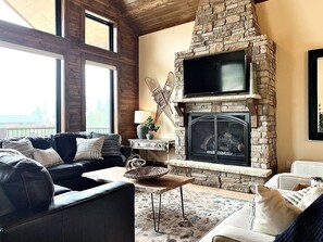 Smart TV, fireplace, foosball, table tennis - Luxury Mountain Home in Grand Lake - Hot Tub (Grand Lake)