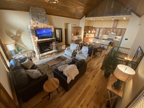 Smart TV, chimenea, futbolito y tenis de mesa 