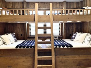 5 Schlafzimmer, Schreibtisch, Bügeleisen/Bügelbrett, Reisekinderbett