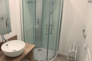 Dusche, Haartrockner, Handtücher