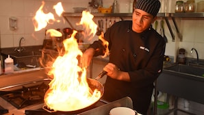 مائدة طعام