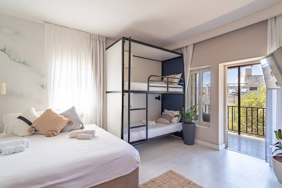 Family room with balcony | Literie fournie
