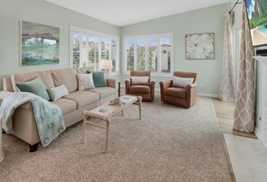 Smart TV, fireplace, books - RITZ LUXURY CONDO, GATED, WALK TO BEACH (Dana Point)