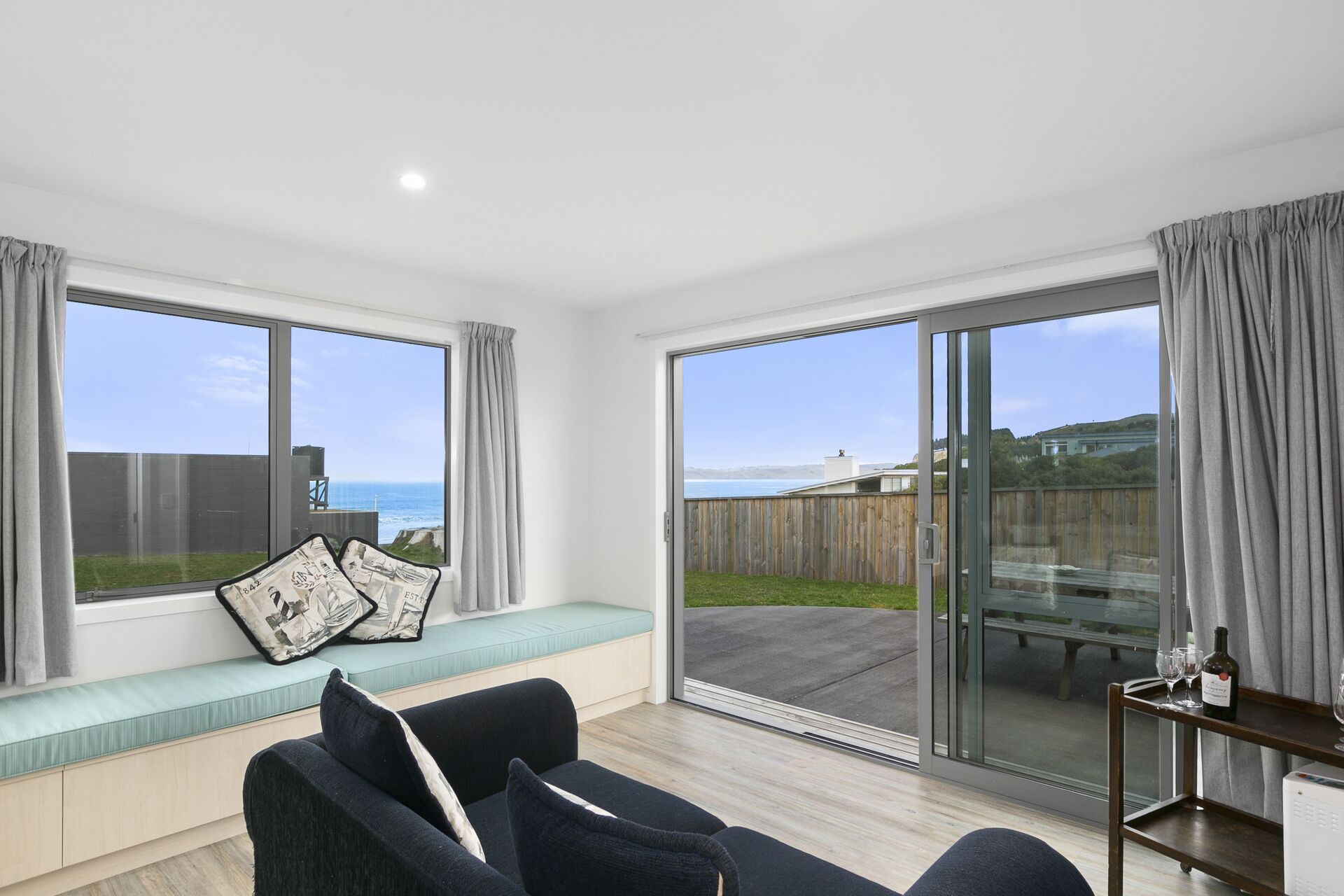 テレビ、DVD プレーヤー