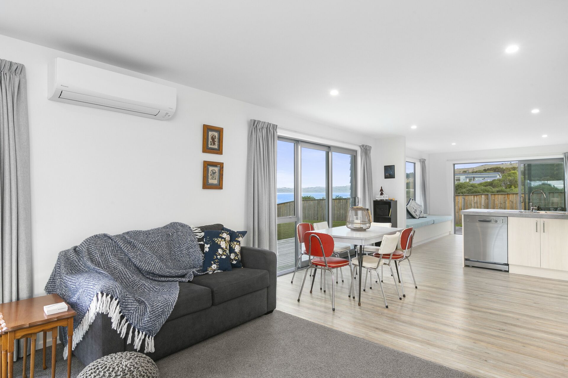 テレビ、DVD プレーヤー